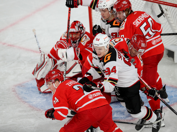 
        «У нас было много моментов, не удавалось их реализовать». Хохлачёв и Хартли после третьего матча серии с «Автомобилистом»
      