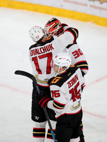 
        «У нас было много моментов, не удавалось их реализовать». Хохлачёв и Хартли после третьего матча серии с «Автомобилистом»
      