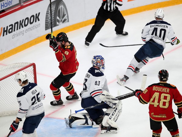 Хет-трик Найта выводит вперёд в серии! «Авангард» всухую победил «Магнитку» в пятом матче
Хет-трик Найта выводит вперёд в серии! «Авангард» всухую победил «Магнитку» в пятом матче