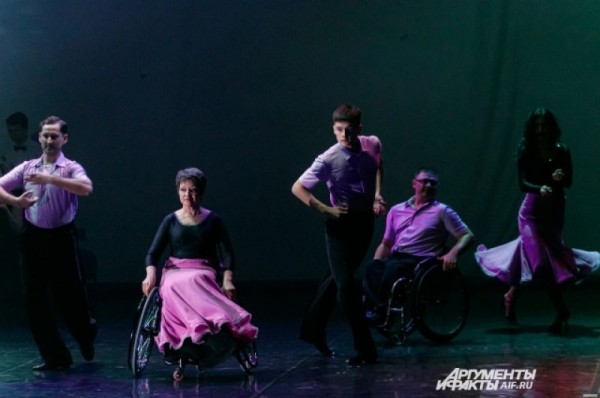 Откатали! В омском Музыкальном театре станцевали танцоры-колясочники