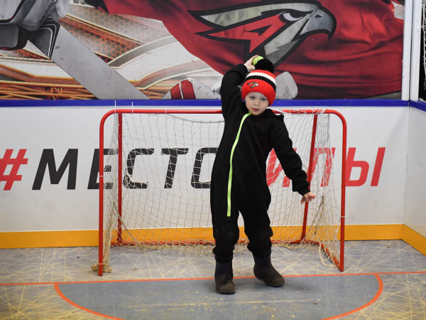 Хет-трик Найта выводит вперёд в серии! «Авангард» всухую победил «Магнитку» в пятом матче
Хет-трик Найта выводит вперёд в серии! «Авангард» всухую победил «Магнитку» в пятом матче