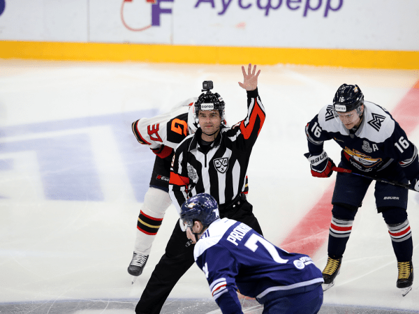 «Очень хорошо играли по системе, бились, блокировали броски». Комаров и Хартли после победы в третьем матче серии с «Металлургом»
«Очень хорошо играли по системе, бились, блокировали броски». Комаров и Хартли после победы в третьем матче серии с «Металлургом»