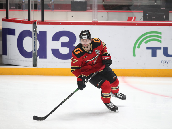 Хет-трик Найта выводит вперёд в серии! «Авангард» всухую победил «Магнитку» в пятом матче
Хет-трик Найта выводит вперёд в серии! «Авангард» всухую победил «Магнитку» в пятом матче