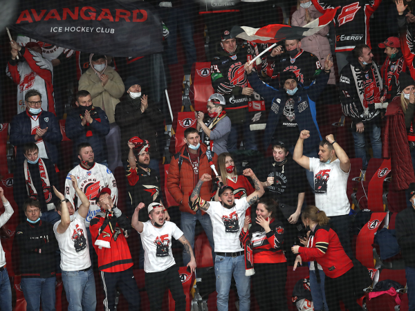 
        Решающий гол Белоусова за минуту до сирены. «Авангард» уступил «Автомобилисту» в третьем матче серии
      