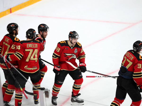 Хет-трик Найта выводит вперёд в серии! «Авангард» всухую победил «Магнитку» в пятом матче
Хет-трик Найта выводит вперёд в серии! «Авангард» всухую победил «Магнитку» в пятом матче