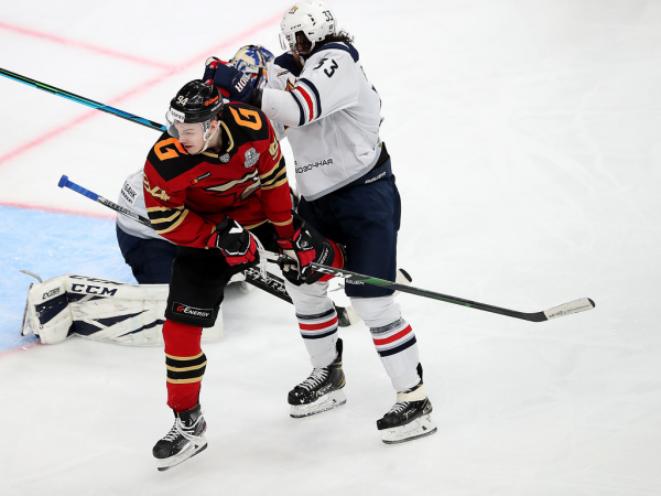 Хет-трик Найта выводит вперёд в серии! «Авангард» всухую победил «Магнитку» в пятом матче
Хет-трик Найта выводит вперёд в серии! «Авангард» всухую победил «Магнитку» в пятом матче