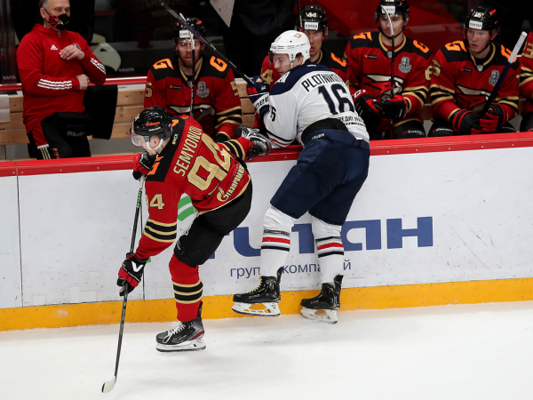 Хет-трик Найта выводит вперёд в серии! «Авангард» всухую победил «Магнитку» в пятом матче
Хет-трик Найта выводит вперёд в серии! «Авангард» всухую победил «Магнитку» в пятом матче