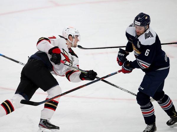 
        «Сухарь» Грубеца и три гола! «Авангард» победил «Металлург» в третьем матче серии
      