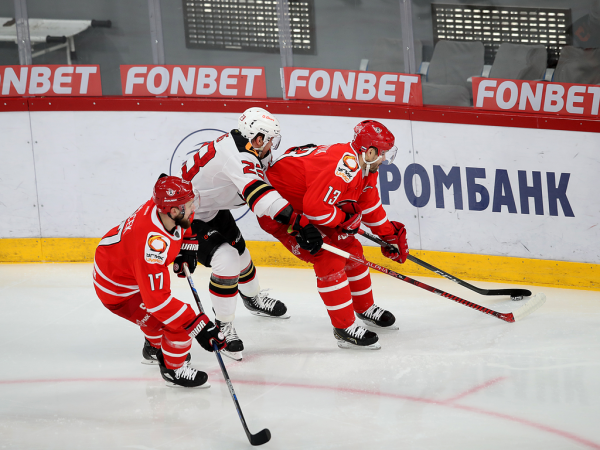 
        «У нас было много моментов, не удавалось их реализовать». Хохлачёв и Хартли после третьего матча серии с «Автомобилистом»
      