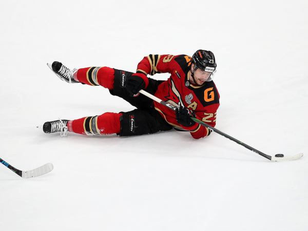 Хет-трик Найта выводит вперёд в серии! «Авангард» всухую победил «Магнитку» в пятом матче
Хет-трик Найта выводит вперёд в серии! «Авангард» всухую победил «Магнитку» в пятом матче