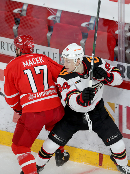 
        Ковальчук решает во втором овертайме! «Авангард» победил «Автомобилист» в четвёртом матче серии
      