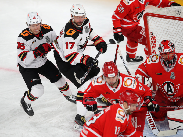 
        Решающий гол Белоусова за минуту до сирены. «Авангард» уступил «Автомобилисту» в третьем матче серии
      