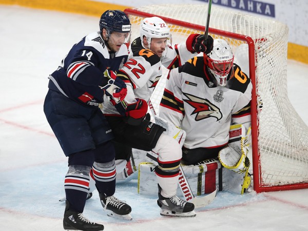 
        «Сухарь» Грубеца и три гола! «Авангард» победил «Металлург» в третьем матче серии
      