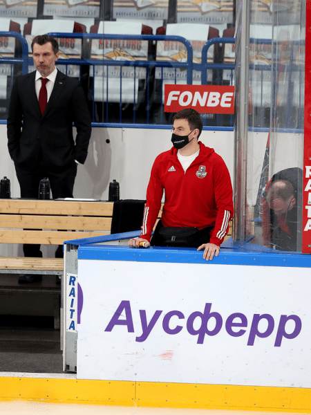 
        «Сухарь» Грубеца и три гола! «Авангард» победил «Металлург» в третьем матче серии
      