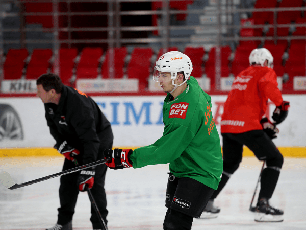 
        Заряжены на четвёртый матч | Алексей Емелин и Боб Хартли перед игрой (ВИДЕО+ФОТО)
      