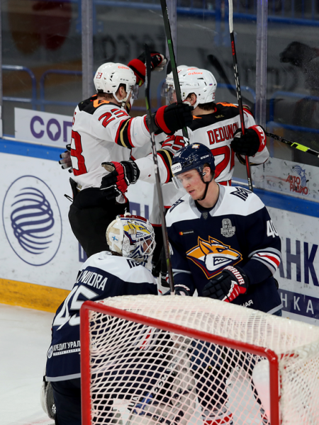 «Очень хорошо играли по системе, бились, блокировали броски». Комаров и Хартли после победы в третьем матче серии с «Металлургом»
«Очень хорошо играли по системе, бились, блокировали броски». Комаров и Хартли после победы в третьем матче серии с «Металлургом»