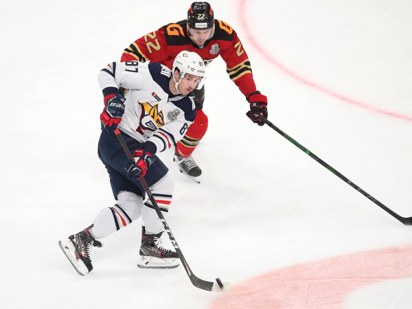 Хет-трик Найта выводит вперёд в серии! «Авангард» всухую победил «Магнитку» в пятом матче
Хет-трик Найта выводит вперёд в серии! «Авангард» всухую победил «Магнитку» в пятом матче