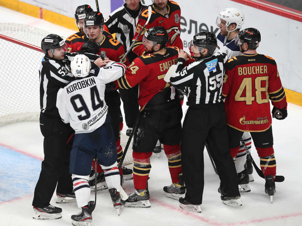 Хет-трик Найта выводит вперёд в серии! «Авангард» всухую победил «Магнитку» в пятом матче
Хет-трик Найта выводит вперёд в серии! «Авангард» всухую победил «Магнитку» в пятом матче