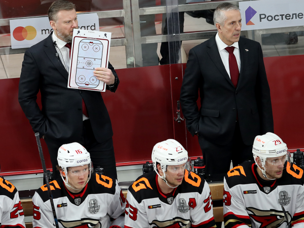 
        «У нас было много моментов, не удавалось их реализовать». Хохлачёв и Хартли после третьего матча серии с «Автомобилистом»
      