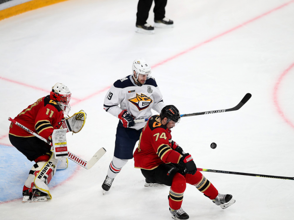 Хет-трик Найта выводит вперёд в серии! «Авангард» всухую победил «Магнитку» в пятом матче
Хет-трик Найта выводит вперёд в серии! «Авангард» всухую победил «Магнитку» в пятом матче