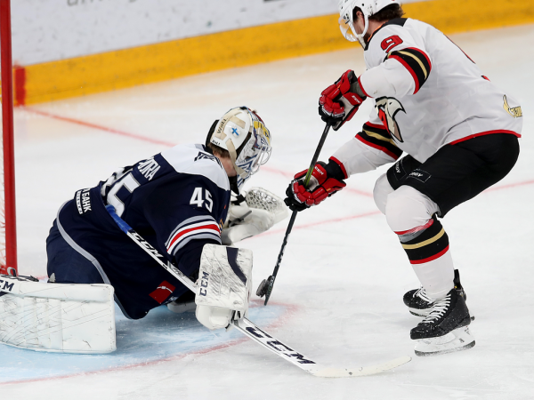 
        «Сухарь» Грубеца и три гола! «Авангард» победил «Металлург» в третьем матче серии
      