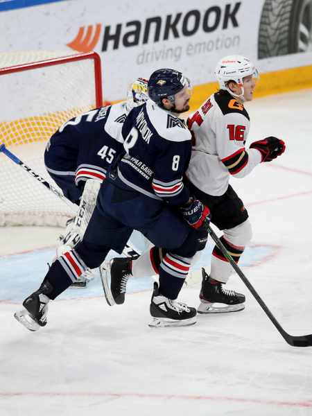 «Очень хорошо играли по системе, бились, блокировали броски». Комаров и Хартли после победы в третьем матче серии с «Металлургом»
«Очень хорошо играли по системе, бились, блокировали броски». Комаров и Хартли после победы в третьем матче серии с «Металлургом»