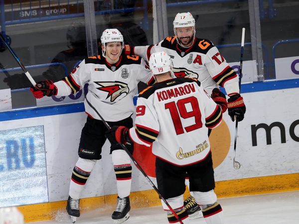 «Очень хорошо играли по системе, бились, блокировали броски». Комаров и Хартли после победы в третьем матче серии с «Металлургом»
«Очень хорошо играли по системе, бились, блокировали броски». Комаров и Хартли после победы в третьем матче серии с «Металлургом»