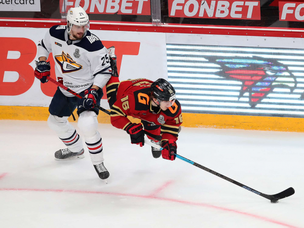 Хет-трик Найта выводит вперёд в серии! «Авангард» всухую победил «Магнитку» в пятом матче
Хет-трик Найта выводит вперёд в серии! «Авангард» всухую победил «Магнитку» в пятом матче