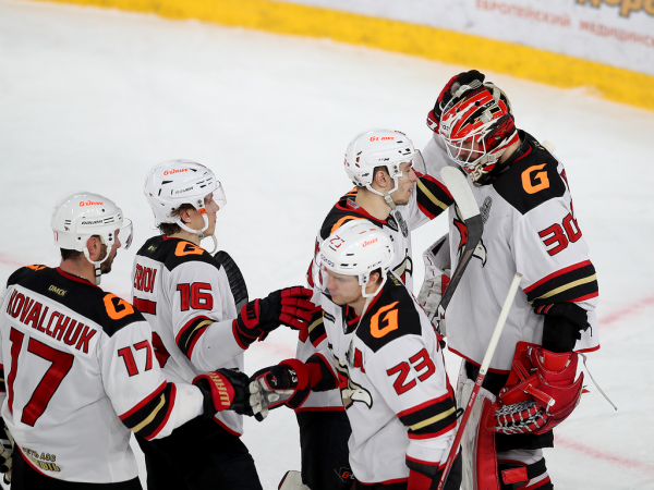 
        Решающий гол Белоусова за минуту до сирены. «Авангард» уступил «Автомобилисту» в третьем матче серии
      