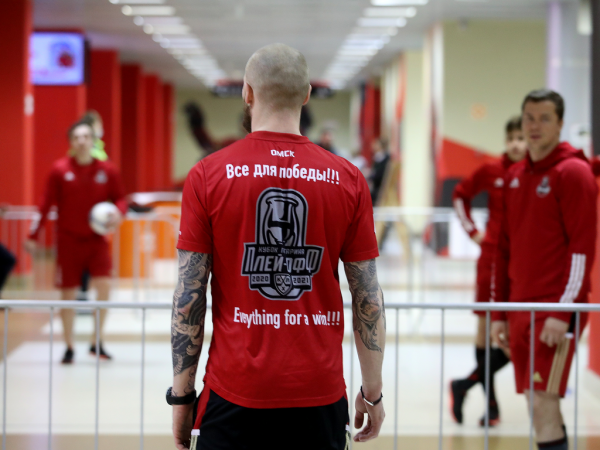 
        &laquo;Сухарь&raquo; Бобкова и три гола! &laquo;Авангард&raquo; победил &laquo;Автомобилист&raquo; в первом матче плей-офф
      