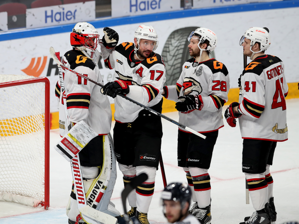 
        «Сухарь» Грубеца и три гола! «Авангард» победил «Металлург» в третьем матче серии
      