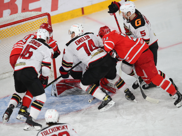 
        Решающий гол Белоусова за минуту до сирены. «Авангард» уступил «Автомобилисту» в третьем матче серии
      