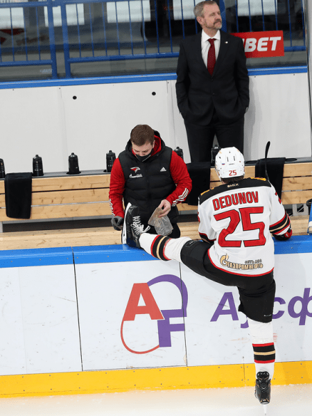 «Очень хорошо играли по системе, бились, блокировали броски». Комаров и Хартли после победы в третьем матче серии с «Металлургом»
«Очень хорошо играли по системе, бились, блокировали броски». Комаров и Хартли после победы в третьем матче серии с «Металлургом»