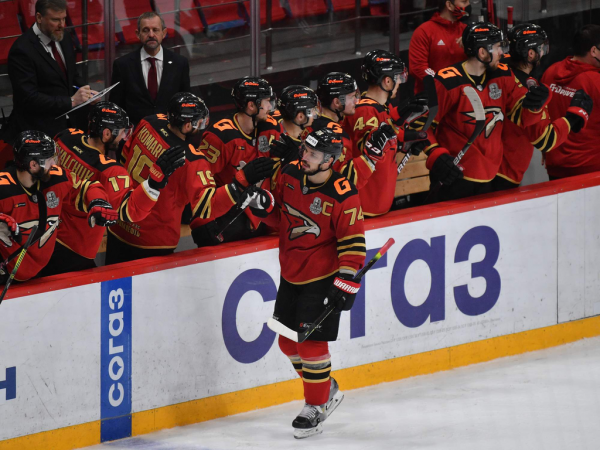 Хет-трик Найта выводит вперёд в серии! «Авангард» всухую победил «Магнитку» в пятом матче
Хет-трик Найта выводит вперёд в серии! «Авангард» всухую победил «Магнитку» в пятом матче