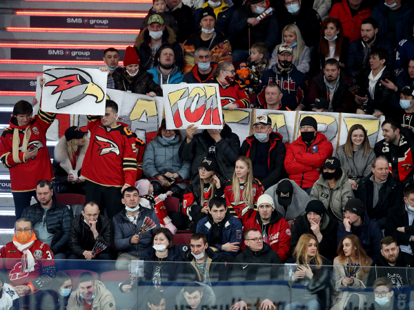 
        «Сухарь» Грубеца и три гола! «Авангард» победил «Металлург» в третьем матче серии
      