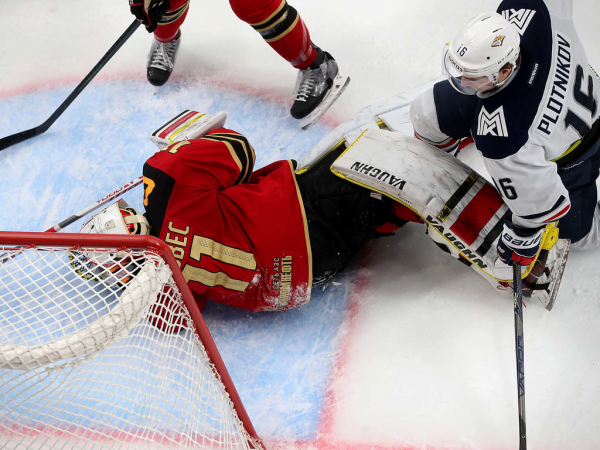 Хет-трик Найта выводит вперёд в серии! «Авангард» всухую победил «Магнитку» в пятом матче
Хет-трик Найта выводит вперёд в серии! «Авангард» всухую победил «Магнитку» в пятом матче