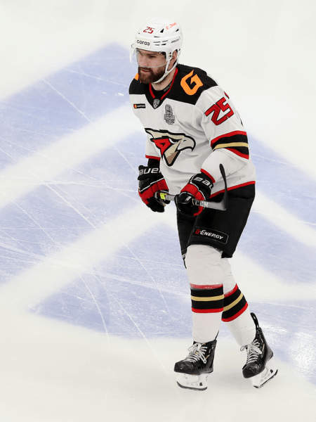 
        «Сухарь» Грубеца и три гола! «Авангард» победил «Металлург» в третьем матче серии
      