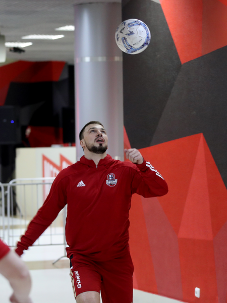
        &laquo;Сухарь&raquo; Бобкова и три гола! &laquo;Авангард&raquo; победил &laquo;Автомобилист&raquo; в первом матче плей-офф
      
