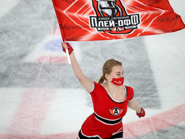 
        «У нас было много моментов, не удавалось их реализовать». Хохлачёв и Хартли после третьего матча серии с «Автомобилистом»
      