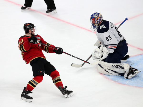 Хет-трик Найта выводит вперёд в серии! «Авангард» всухую победил «Магнитку» в пятом матче
Хет-трик Найта выводит вперёд в серии! «Авангард» всухую победил «Магнитку» в пятом матче