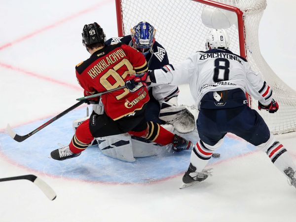 Хет-трик Найта выводит вперёд в серии! «Авангард» всухую победил «Магнитку» в пятом матче
Хет-трик Найта выводит вперёд в серии! «Авангард» всухую победил «Магнитку» в пятом матче