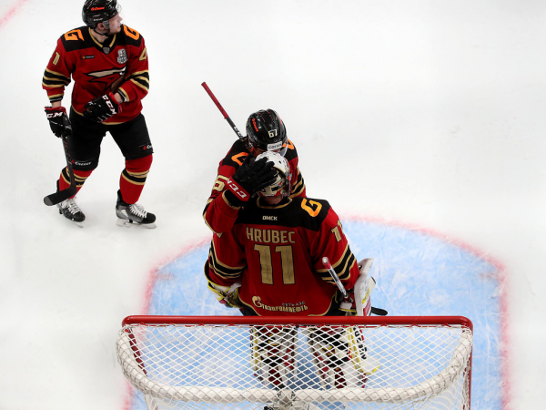 Хет-трик Найта выводит вперёд в серии! «Авангард» всухую победил «Магнитку» в пятом матче
Хет-трик Найта выводит вперёд в серии! «Авангард» всухую победил «Магнитку» в пятом матче