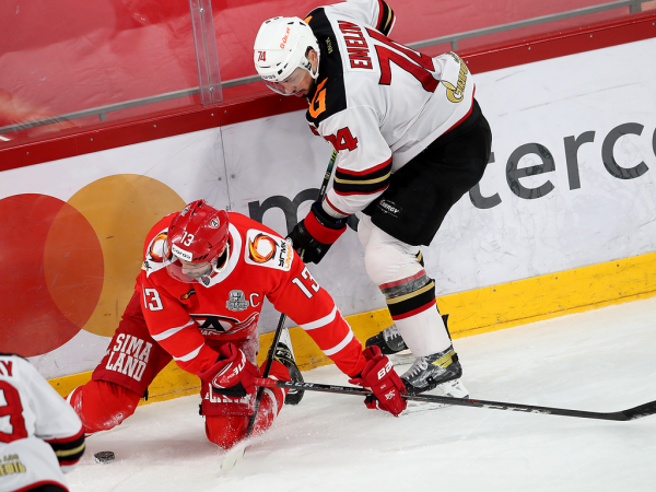 
        Решающий гол Белоусова за минуту до сирены. «Авангард» уступил «Автомобилисту» в третьем матче серии
      