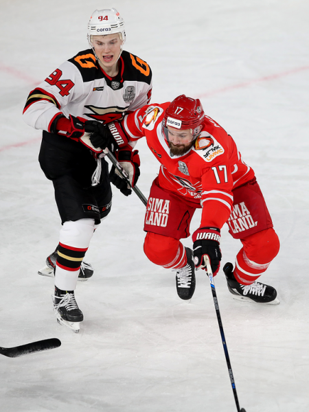 
        Решающий гол Белоусова за минуту до сирены. «Авангард» уступил «Автомобилисту» в третьем матче серии
      