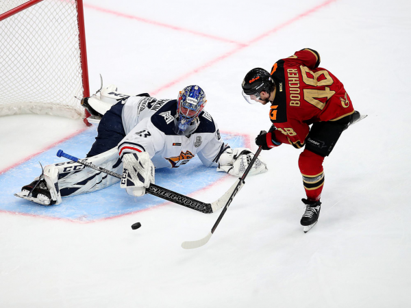 Хет-трик Найта выводит вперёд в серии! «Авангард» всухую победил «Магнитку» в пятом матче
Хет-трик Найта выводит вперёд в серии! «Авангард» всухую победил «Магнитку» в пятом матче