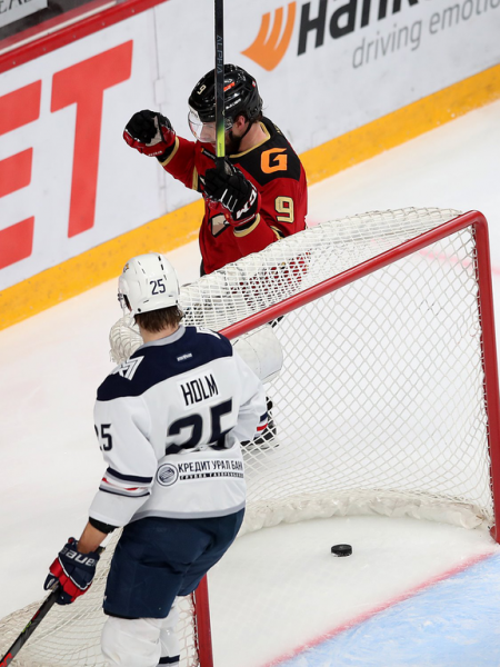 Хет-трик Найта выводит вперёд в серии! «Авангард» всухую победил «Магнитку» в пятом матче
Хет-трик Найта выводит вперёд в серии! «Авангард» всухую победил «Магнитку» в пятом матче