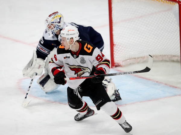 
        «Сухарь» Грубеца и три гола! «Авангард» победил «Металлург» в третьем матче серии
      