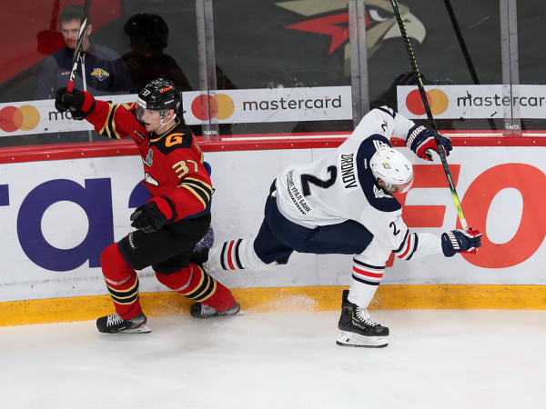 Хет-трик Найта выводит вперёд в серии! «Авангард» всухую победил «Магнитку» в пятом матче
Хет-трик Найта выводит вперёд в серии! «Авангард» всухую победил «Магнитку» в пятом матче