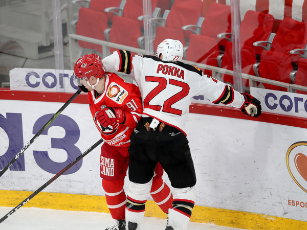 
        «У нас было много моментов, не удавалось их реализовать». Хохлачёв и Хартли после третьего матча серии с «Автомобилистом»
      