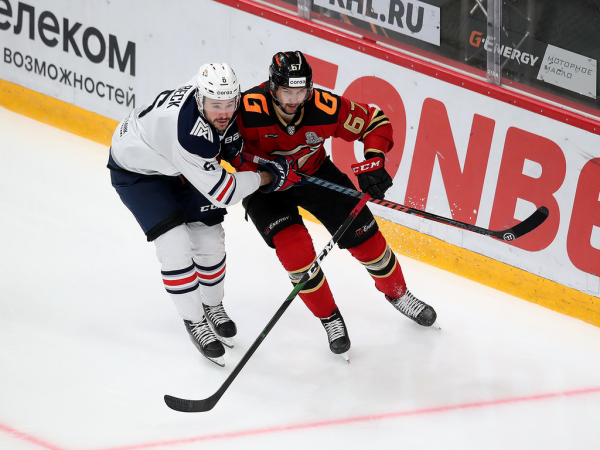 Хет-трик Найта выводит вперёд в серии! «Авангард» всухую победил «Магнитку» в пятом матче
Хет-трик Найта выводит вперёд в серии! «Авангард» всухую победил «Магнитку» в пятом матче